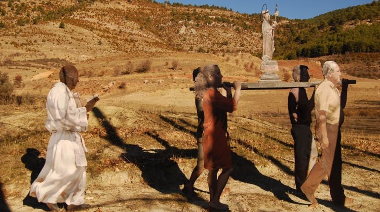 Figuras creadas por el artista Luis Zafrilla para el sendero &#039;El paisaje ilustrado&#039; de Valdemeca (Cuenca) en el que se representa una procesión.