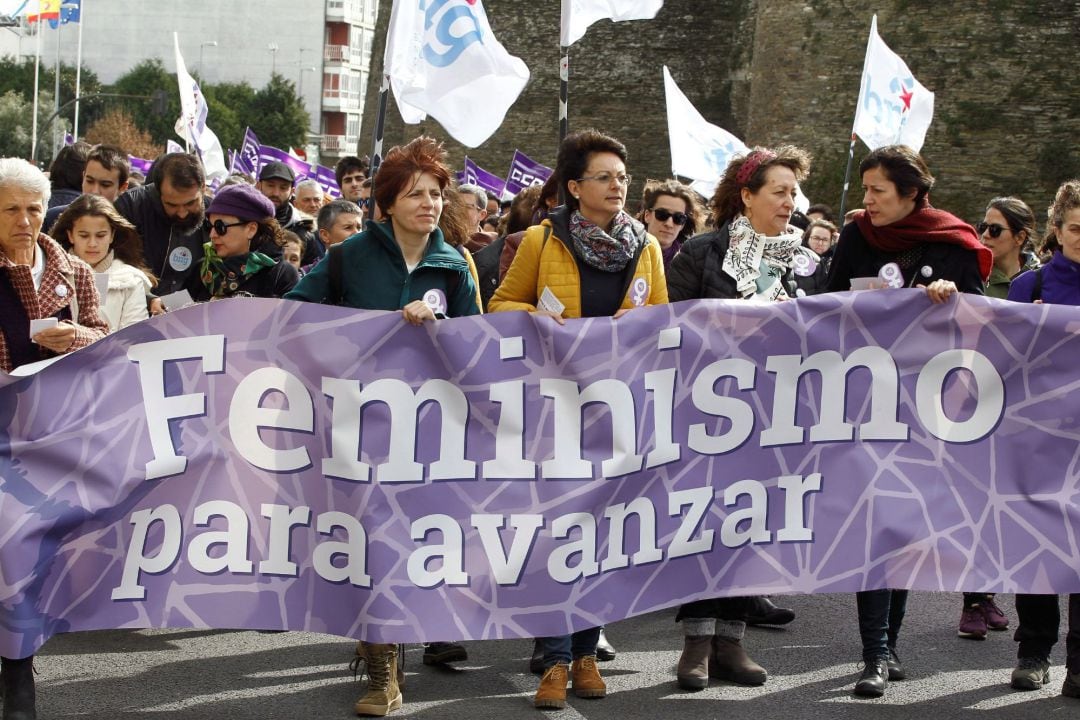 Miles de personas marchan en Lugo para defender los derechos de las mujeres.