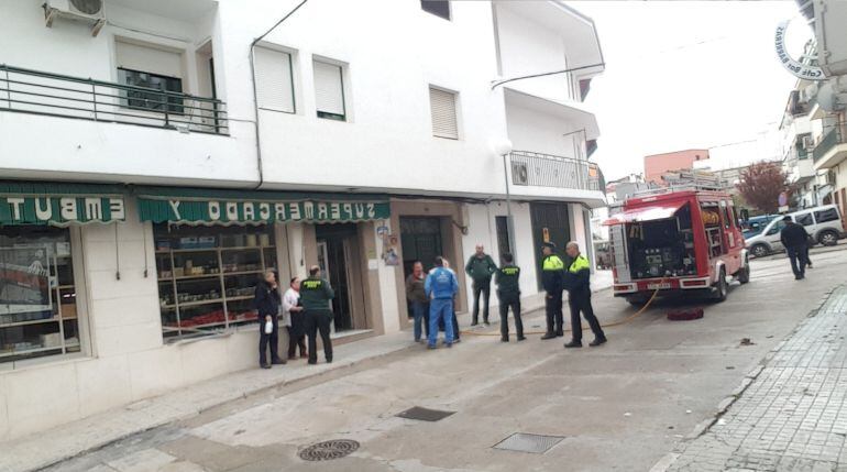 El incendio se ha declarado sobre las 13:40 h en la Calle Sombra de Cazorla 