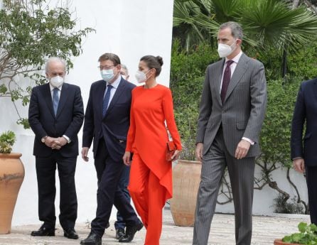 El president de la Generalitat, Ximo Puig, junto a la reina Letizia y el rey Felipe VI, dirigiéndose a la casa del poeta Francisco Brines