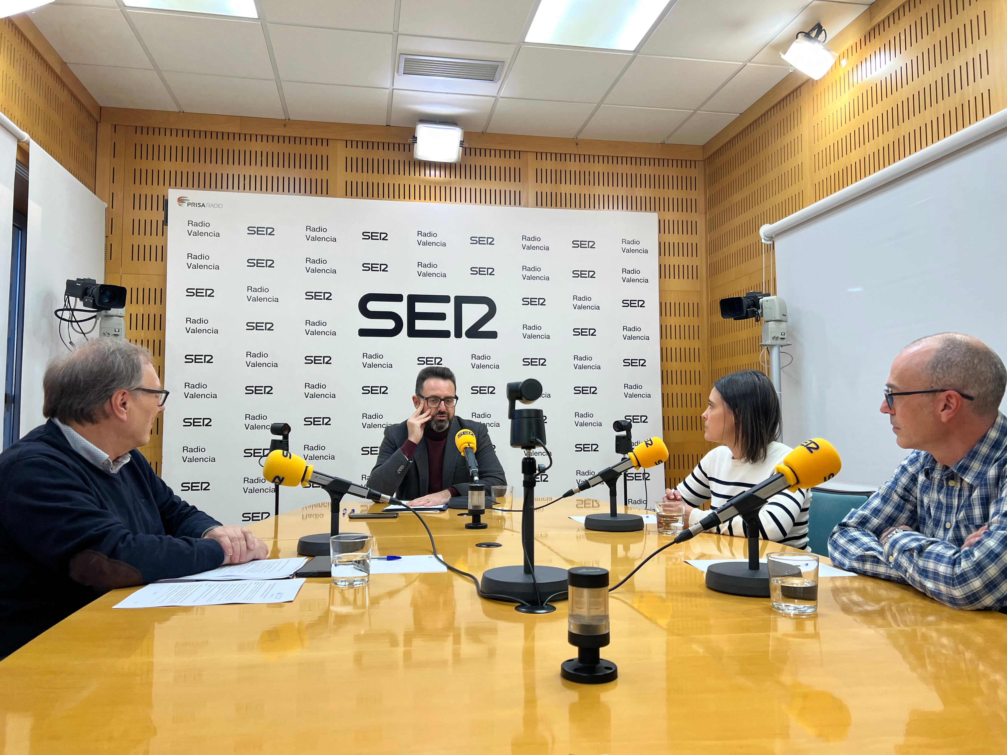 Vicente Colomer, Rebeca García, Ignacio Ortolá y Julián Giménez en los momentos previos a la 'Conversa SER'