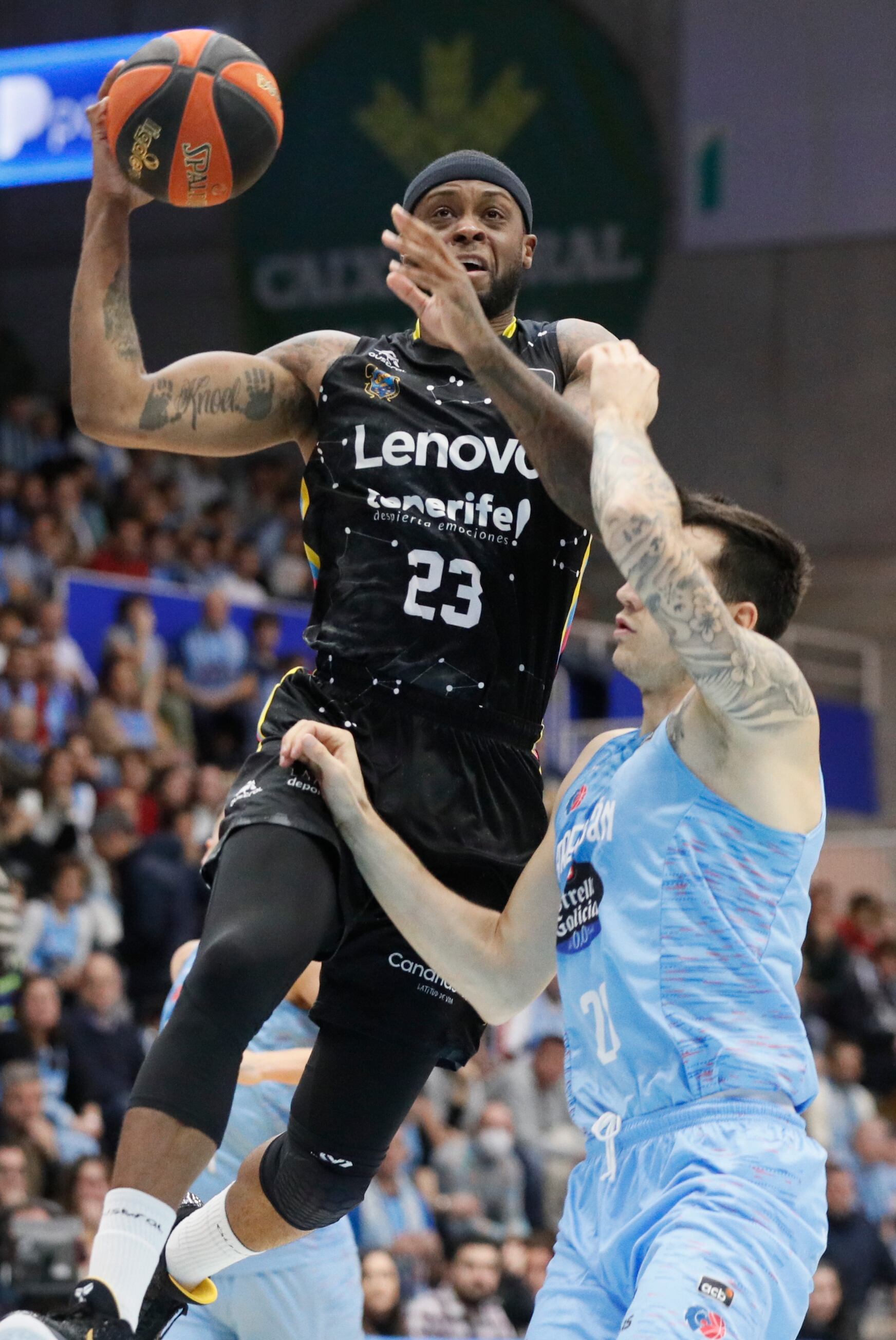 LUGO, 26/11/2022.- El alero estadounidense del Tenerife, Elgin Cook (i), entra a canasta durante el encuentro de la novena jornada de la Liga Endesa entre el Río Breogán y el Lenovo Tenerife, este sábado en el Pazo Provincial dos Deportes de Lugo. EFE/ Eliseo Trigo