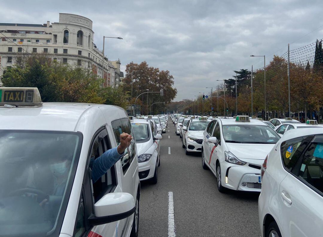 Cientos de taxistas desfilan en el Paseo de Recoletos en pleno centro de Madrid como protesta por la crisis que sufre el sector