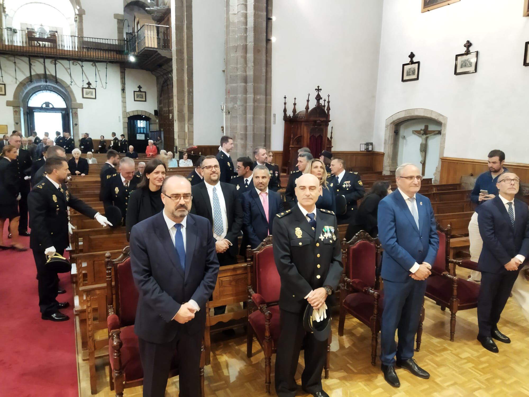 Autoridades en la misa en la Basílica de la Encina