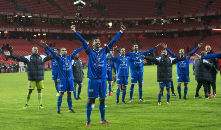 Los jugadores del Formentera celebran la clasificación en San Mamés.