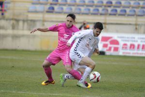 Aitor Núñez trata de zafarse de Joao Camacho