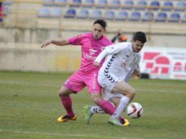 Aitor Núñez trata de zafarse de Joao Camacho