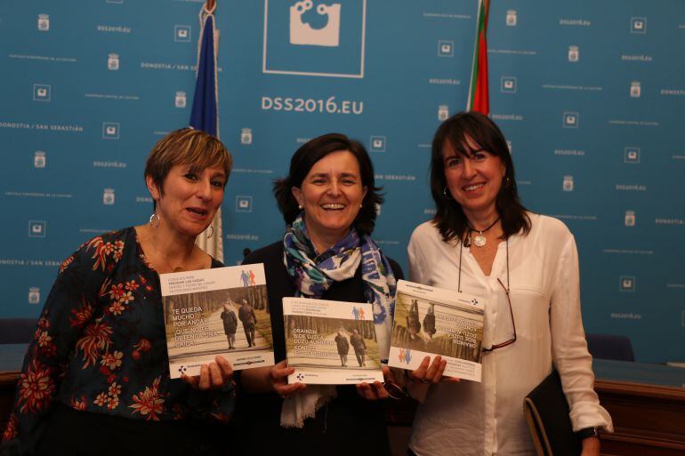 Aitziber San Román, concejal de Acción Social, Ana Bustinduy, directora de Integración de OSI Donostialdea, y Elena Albisua, subdirectora de Salud Pública en la presentación