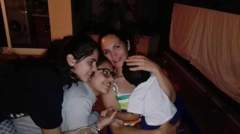 María Atienza con sus dos hijas biológicas y uno de sus hijos de acogida