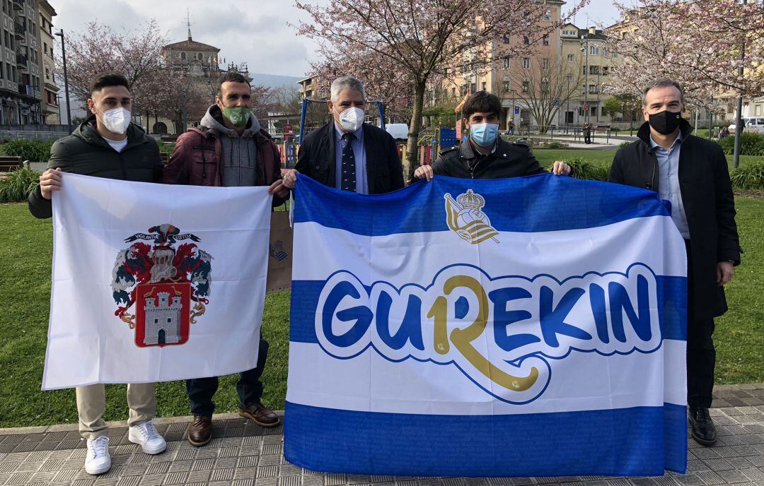 El realista Merquelanz y el ex jugador Kote Pikabea posan con responsables de la Real y el Ayuntamiento de Irún