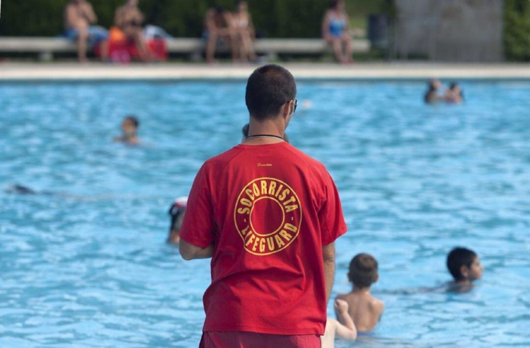 Socorrista en una piscina municipal.