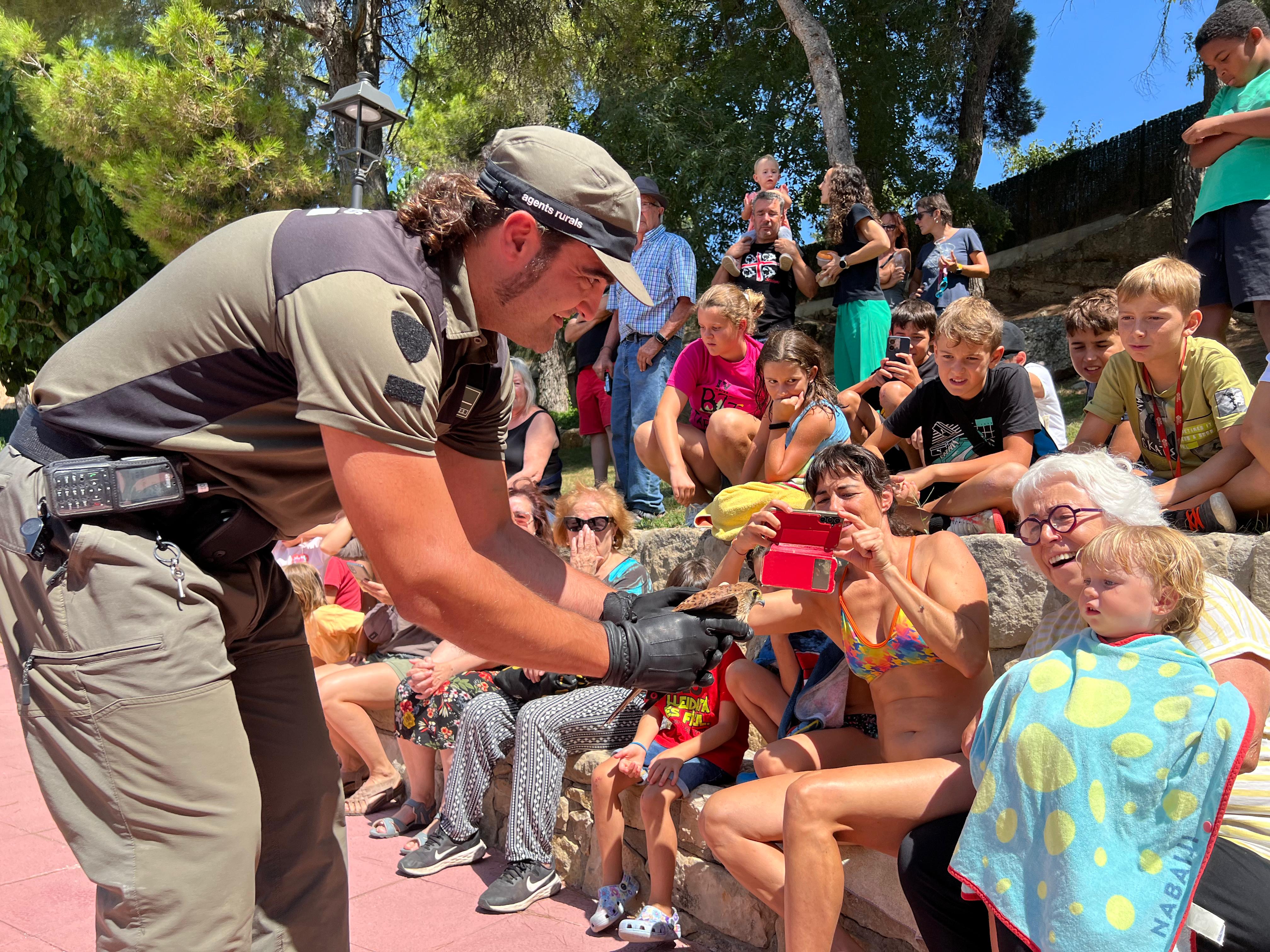 Un agent rural mostra un xoriguer a veïns de Tarrés, a les Garrigues. Foto: ACN.