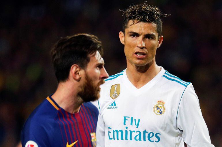 Cristiano Ronaldo y Messi durante el Clásico. 