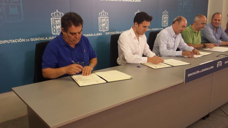 Firma de los convenios