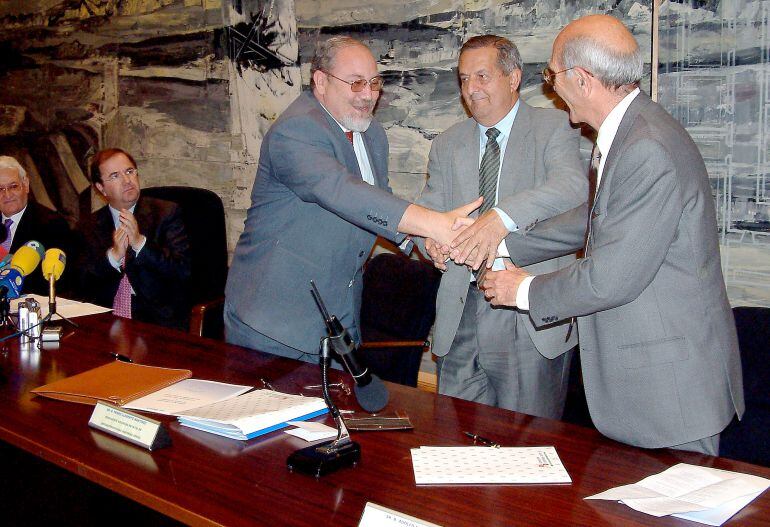 Pedro Llorente, en el centro, junto al que fuera consejero de Agricultura, José Valín.