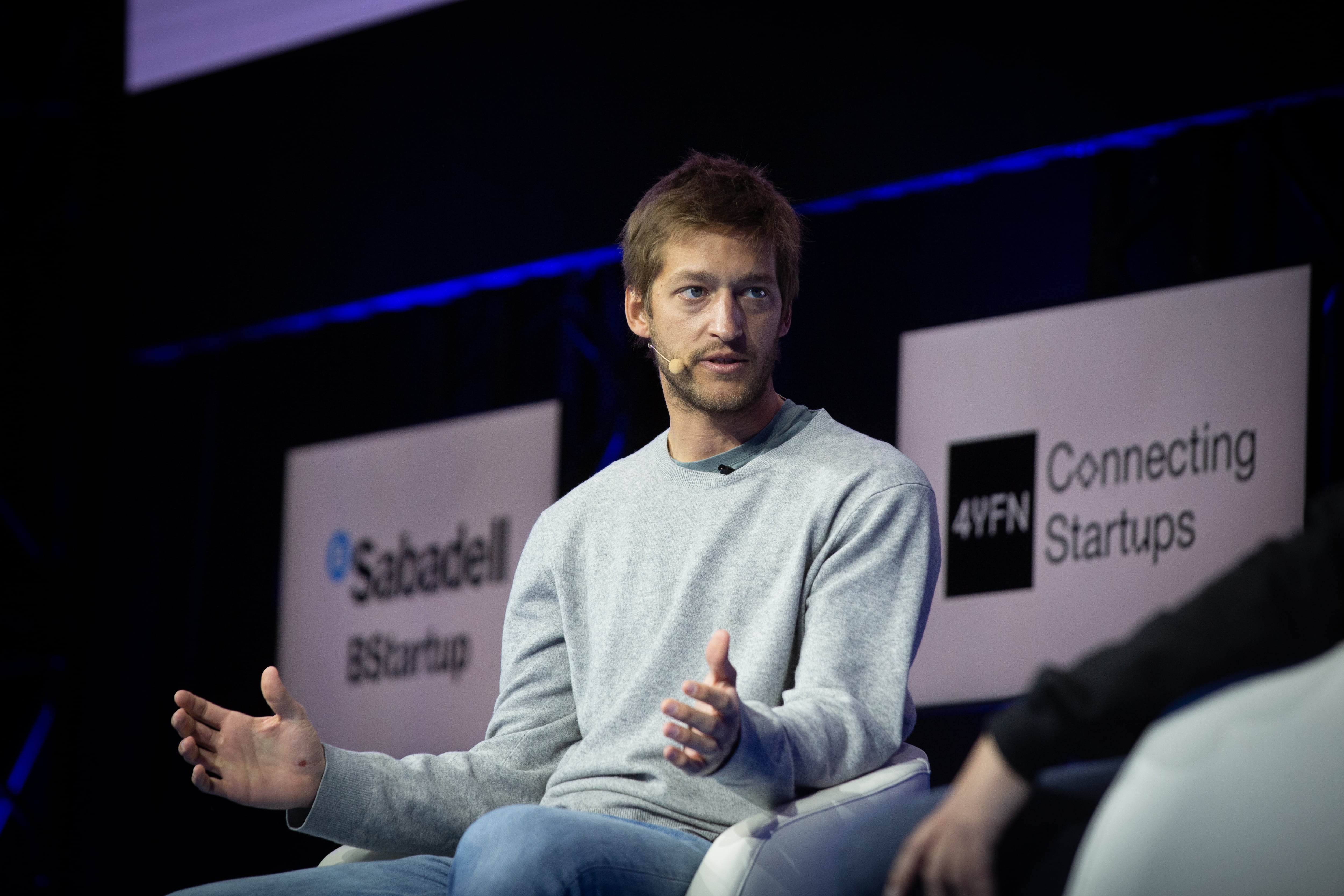 El català Òscar Pierre, CEO i fundador de Glovo, en una conferència al Mobile World Congress de Barcelona el 2022