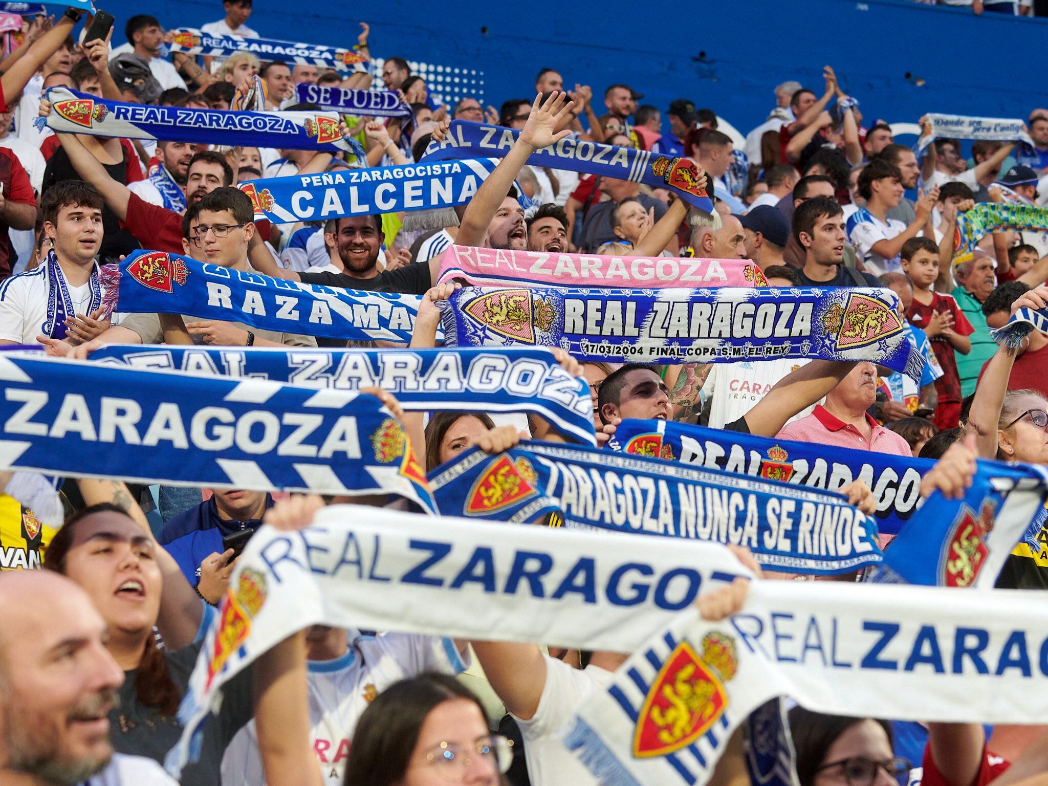 La afición zaragocista, animando en la grada de La Romareda en el último partido ante el Eldense