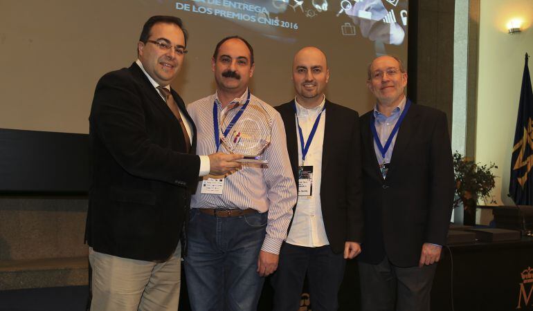 El alcalde de Leganés, recogiendo el galardón