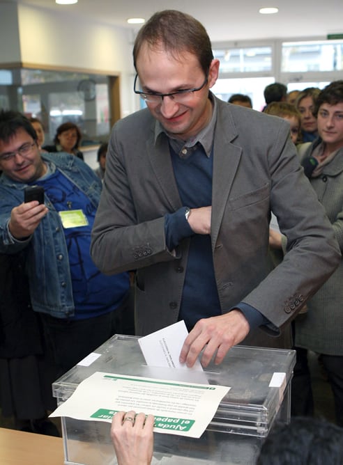 El candidato de Iniciativa por Cataluña los Verdes-Esquerra Unida Alternativa ( ICV-EUIA ) a la presidencia de la Generalitat, Joán Herrera, emite su voto esta mañana en la Escola Llacuna del barrio barcelonés del Poble Nou