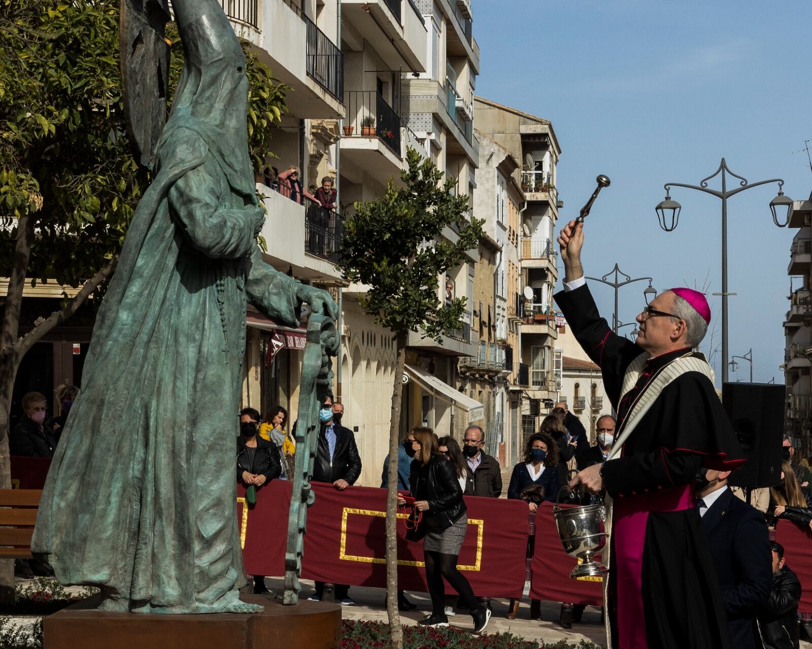 El obispo de Jaén, Sebastián Chico Martínez, bendice el monumento a la Semana Santa de Úbeda