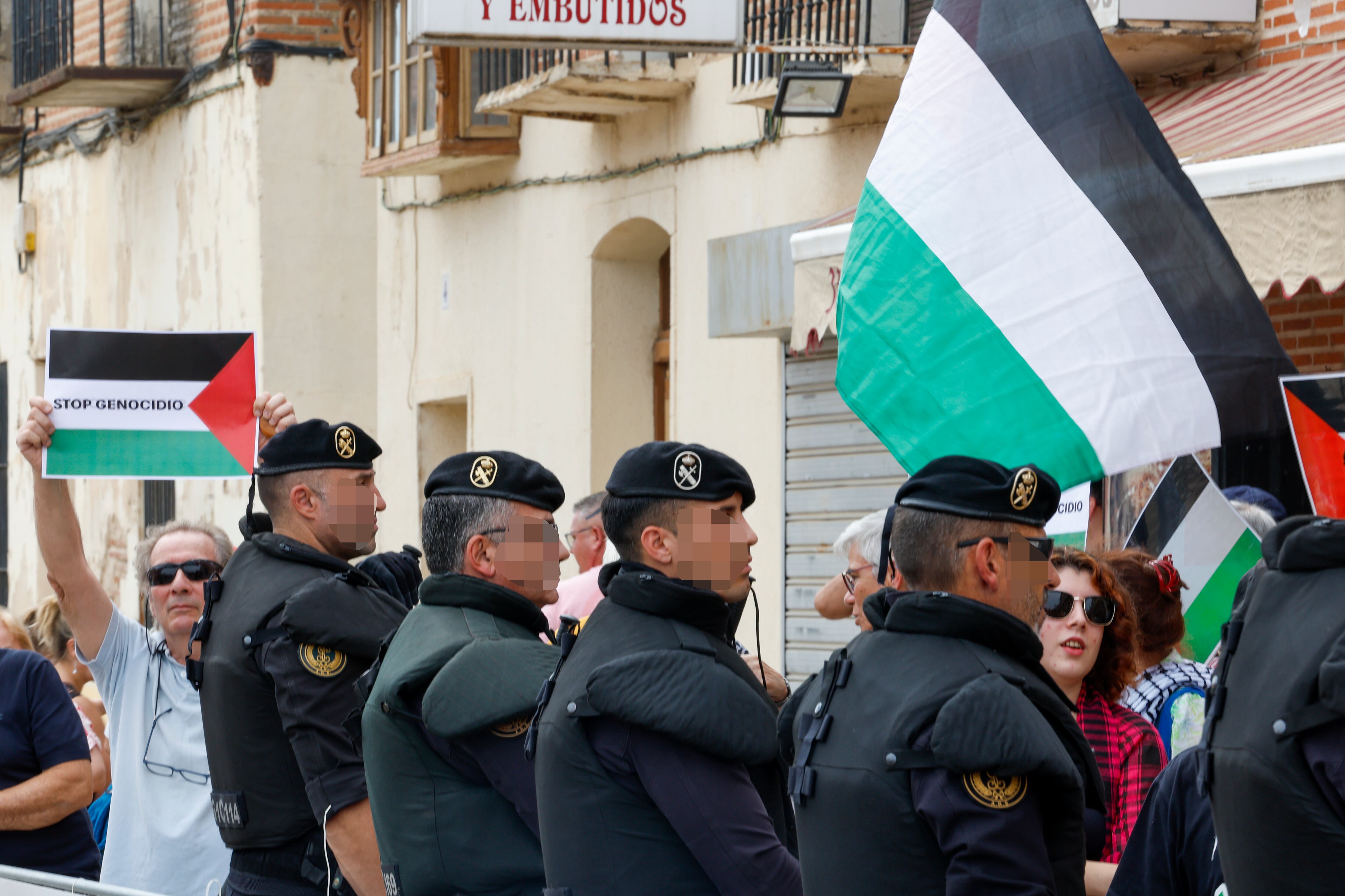 RUEDA (VALLADOLID) (ESPAÑA), 12/09/2025.- Un grupo de personas se manifiestan a favor de Palestina durante el comienzo de la decimonovena etapa de la Vuelta ciclista a España con un recorrido aún intacto pese a las posibles protestas propalestinas de 161,9 kilómetros llanos entre Rueda, en la provincia de Valladolid, y Guijuelo, en la de Salamanca. EFE/ Javier Lizón
