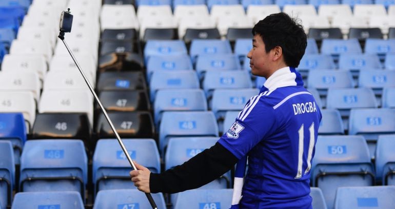 Un aficionado del Chelsea se hace un selfi