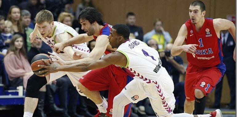 Adams y Bertans intentan obstaculizan una acción de Teodosic en el partido de Moscú