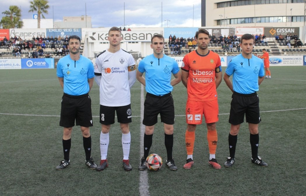 Els capitans Osoro i Ballester abans de l'inici de l'encontre