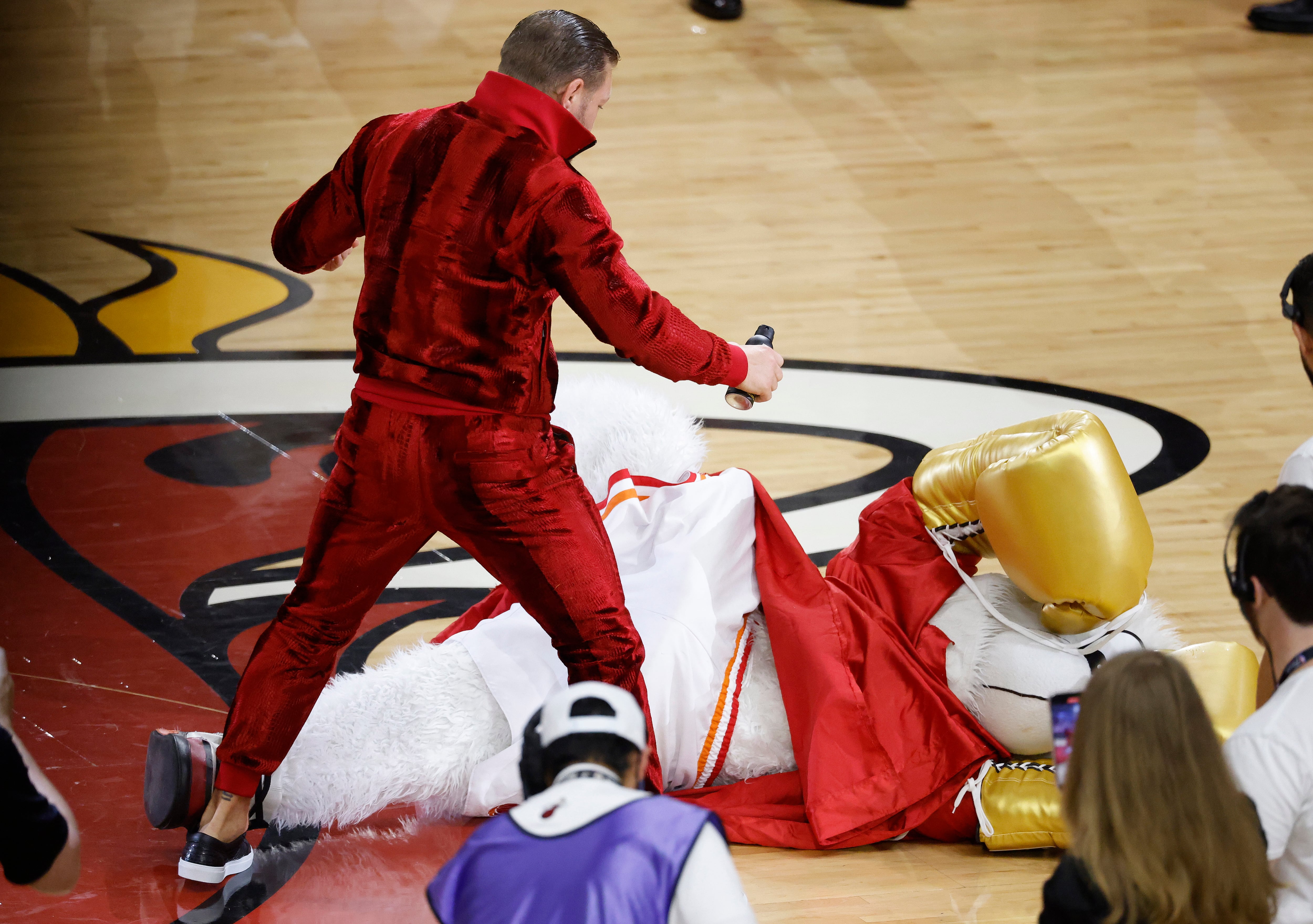 El luchador Conor McGregor después de golpear a la mascota de los Miami Heat.