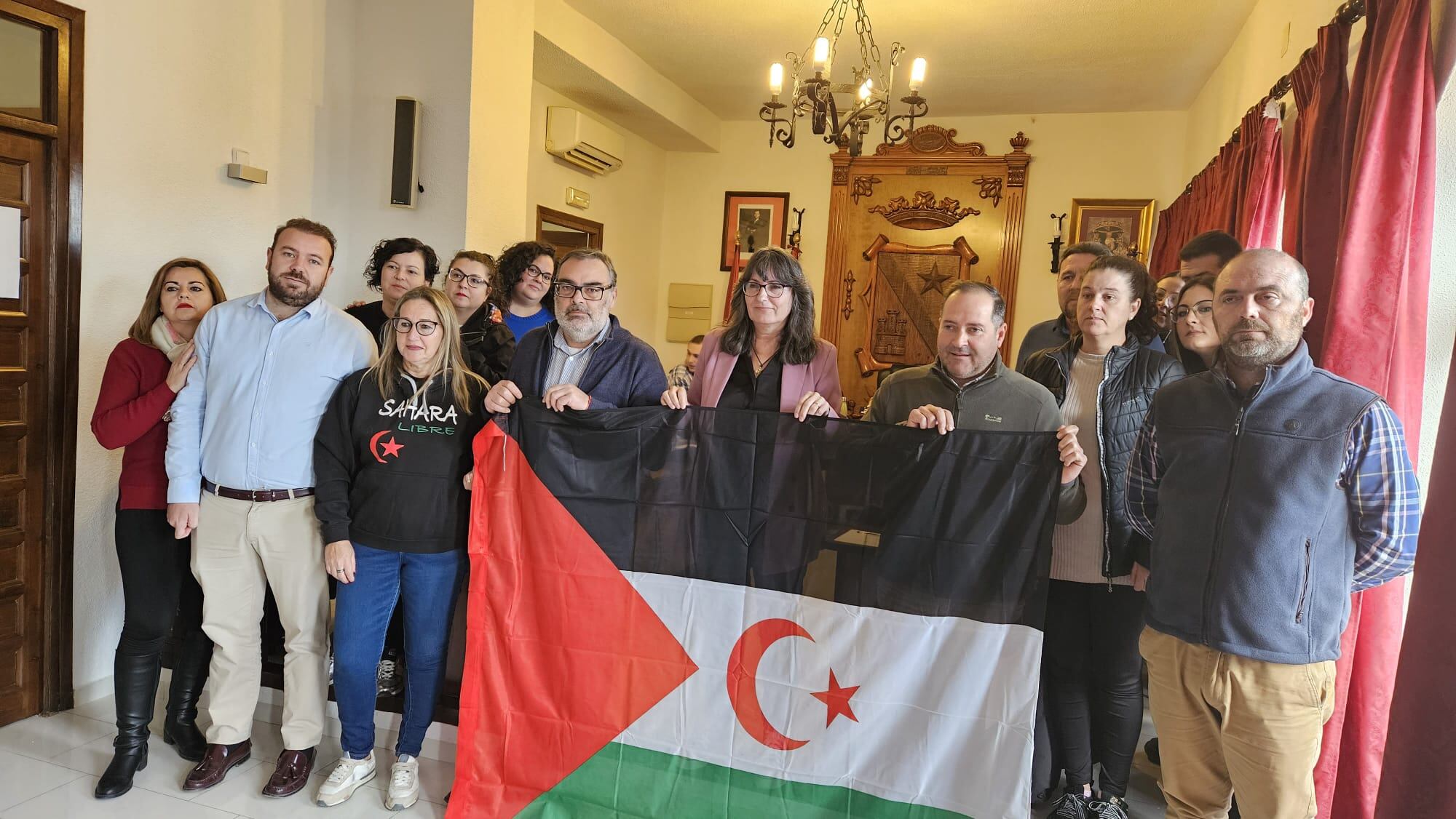 Momento con foto de familia, antes de la celebración del pleno, con concejales y representantes de la Asociación de Apoyo al Pueblo Saharaui