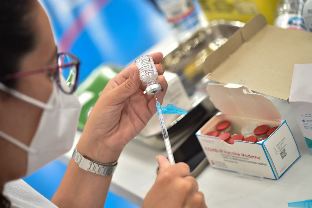 Sanitaria preparando dosis de la vacuna Moderna en Alcantarilla (Murcia)