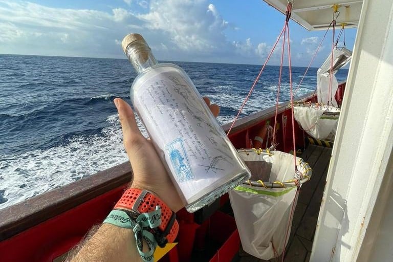 Botella con el mensaje antes de ser lanzada al océano