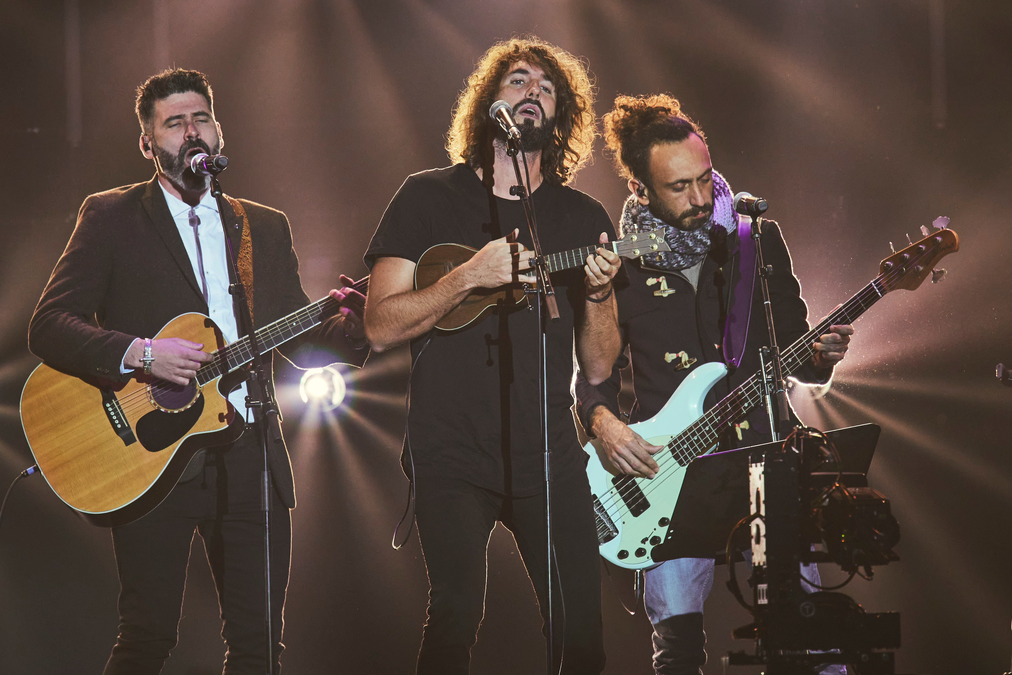 Alberto Perez, Mikel Izal y Emanuel Perez, de Izal, durante el concierto benéfico &#039;Más Fuertes que el Volcan&#039;, el pasado 8 de enero.