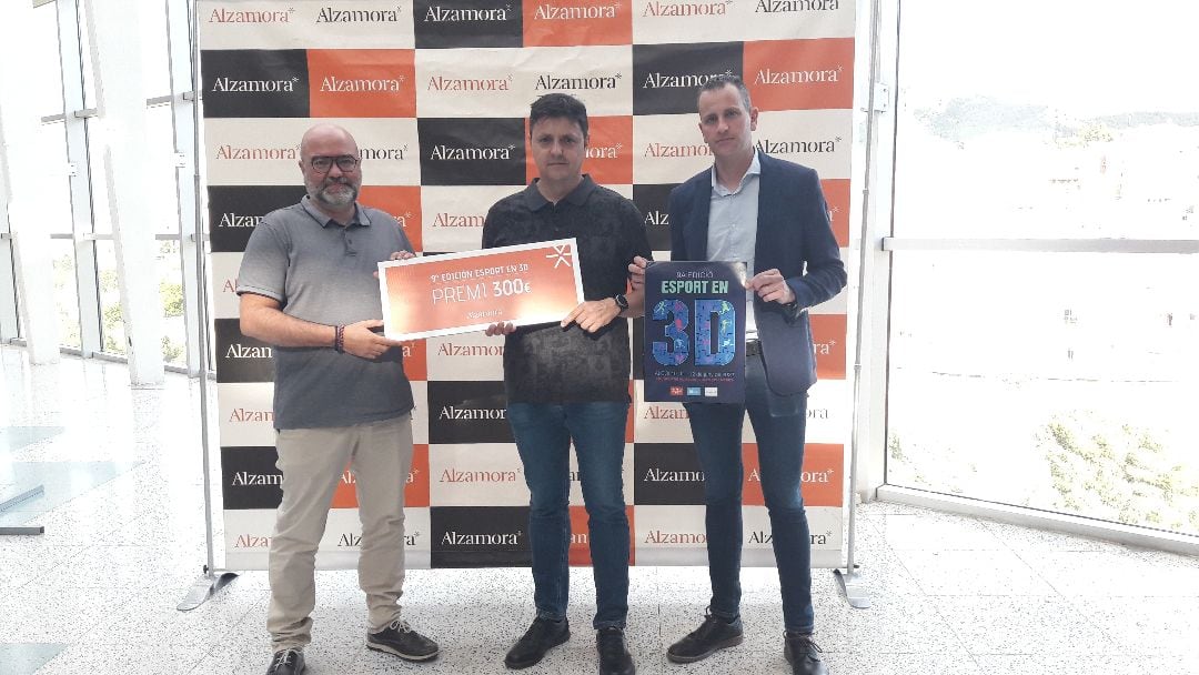 Francisco Rajo, en el centro de la imagen en el Centro Comercial Alzamora de Alcoy