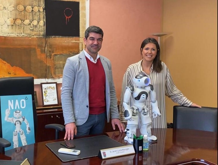 El alcalde de Valverde del Majano, Javier Lucía, y la directora del CRA Los Llanos, Paloma Iglesias, muestran la unidad del Robot NAO V6