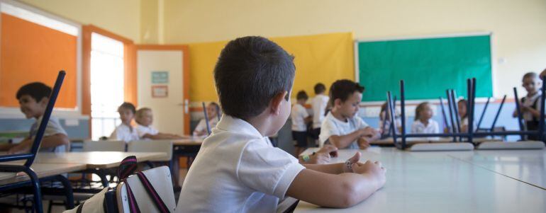 Varios niños a su llegada al colegio