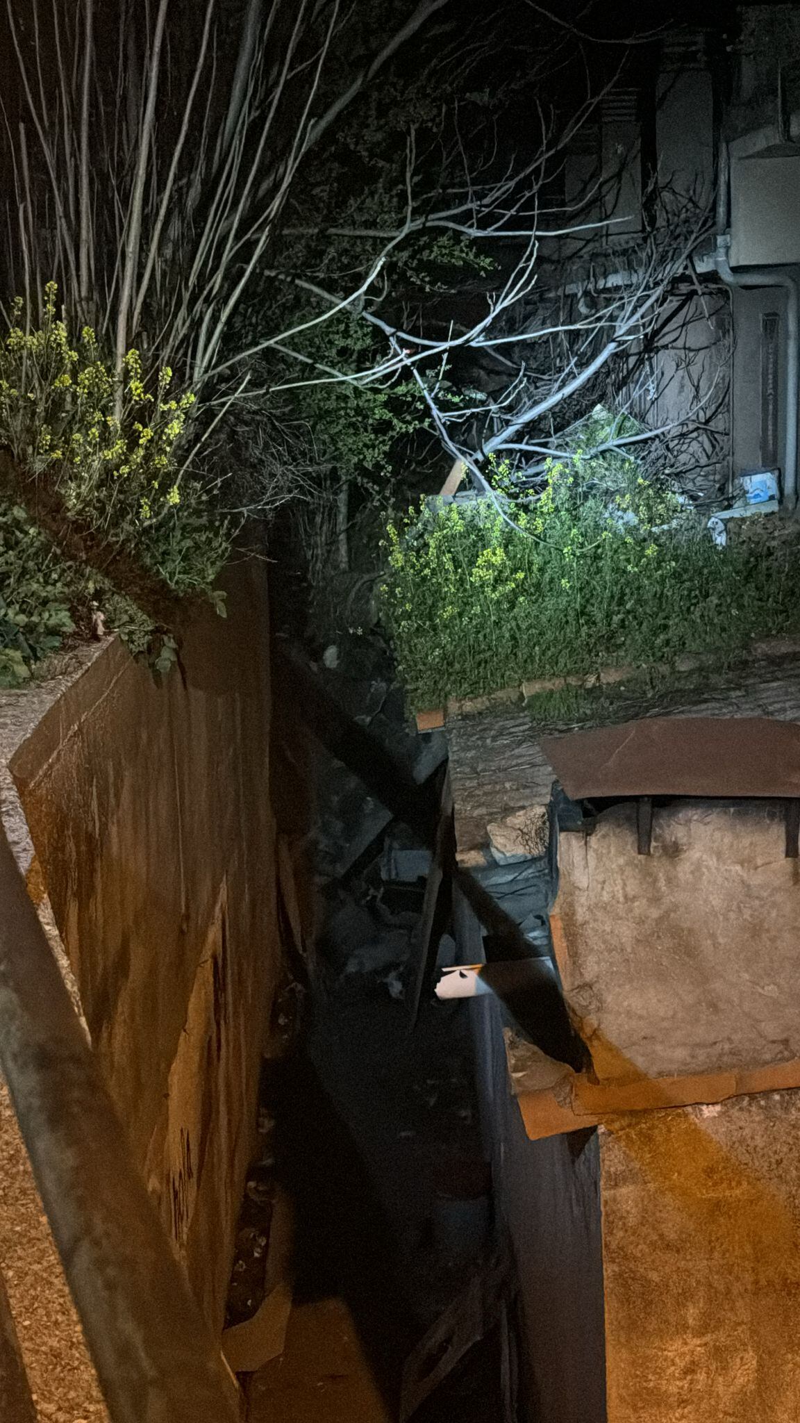 Aspecto del muro de contención caído anoche en Rabiche