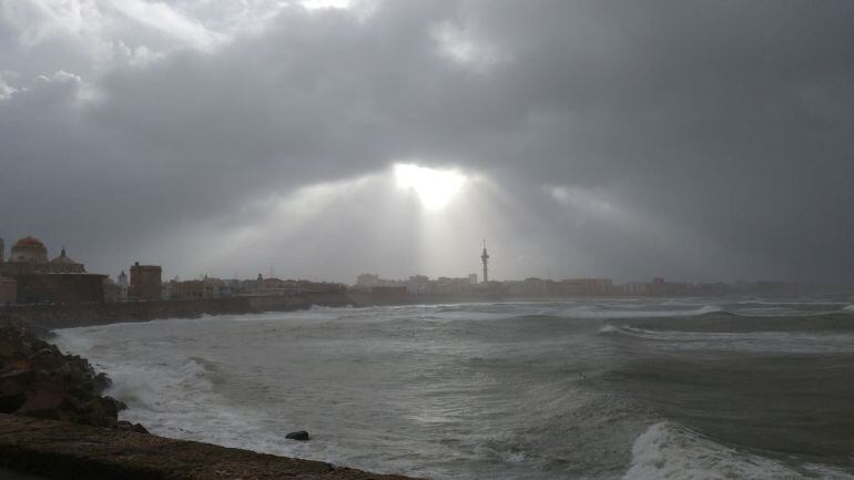 Imagen del mar en la ciudad de Cádiz durante el temporal