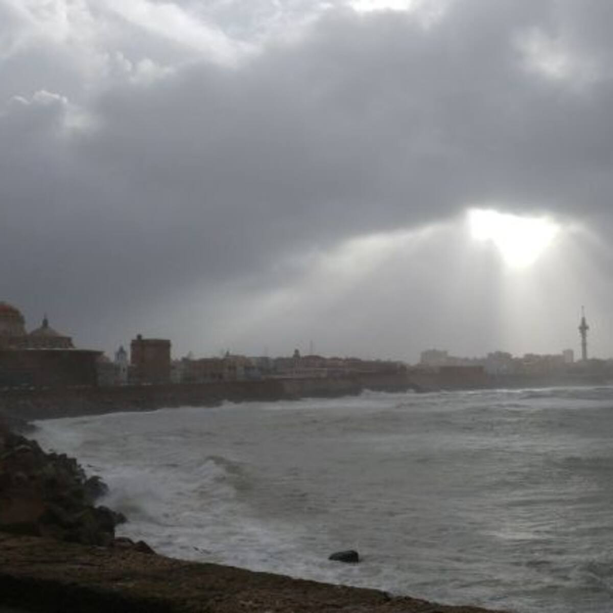 El temporal deja otra madrugada con numerosas incidencias en Cádiz