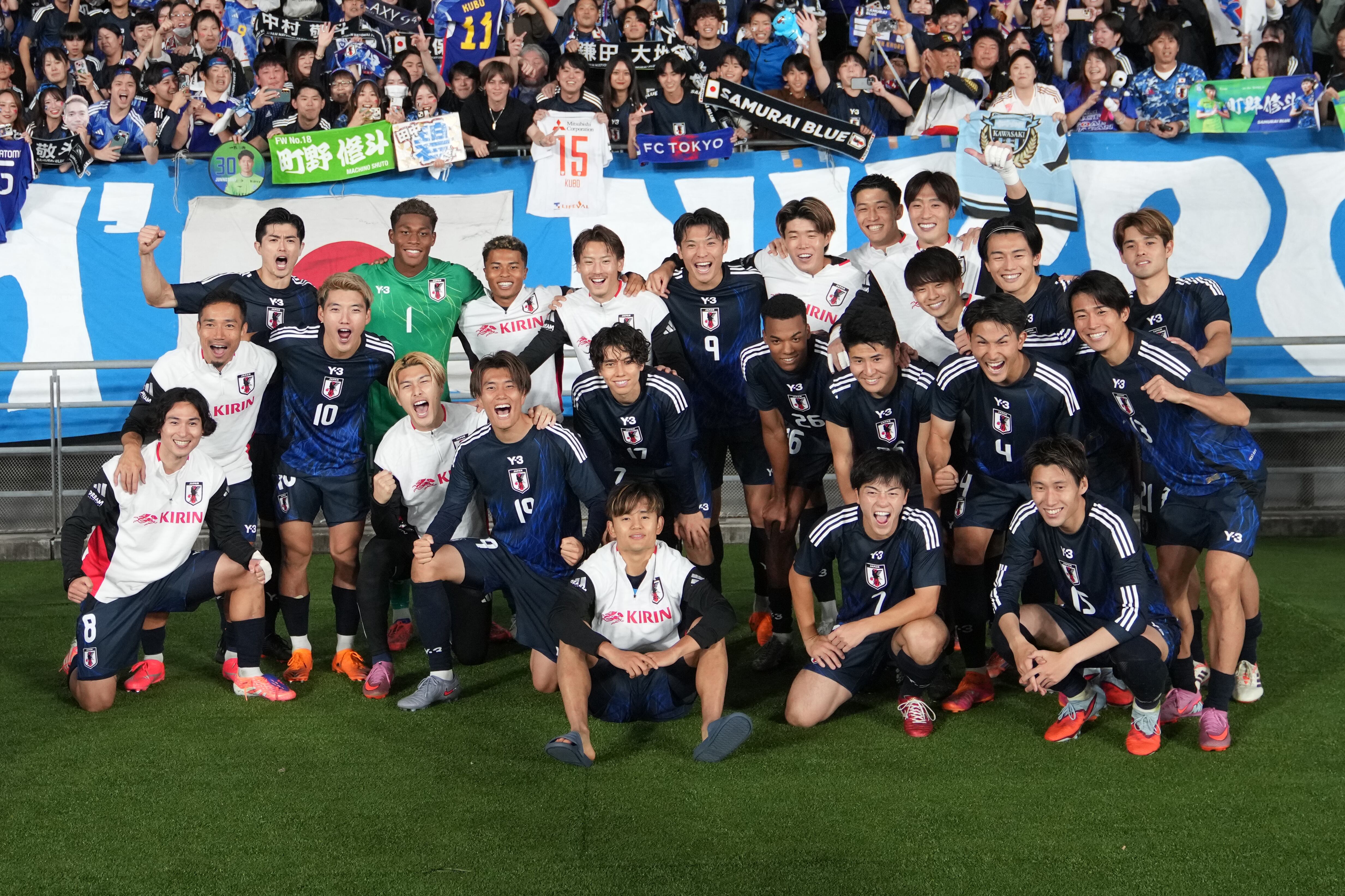 La selección de Japón celebra la victoria ante Brasil