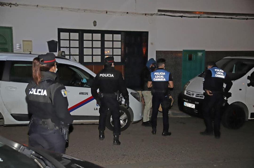 Agentes de la Policía Canaria y de la Policía Local de Arrecife interponiendo una sanción.