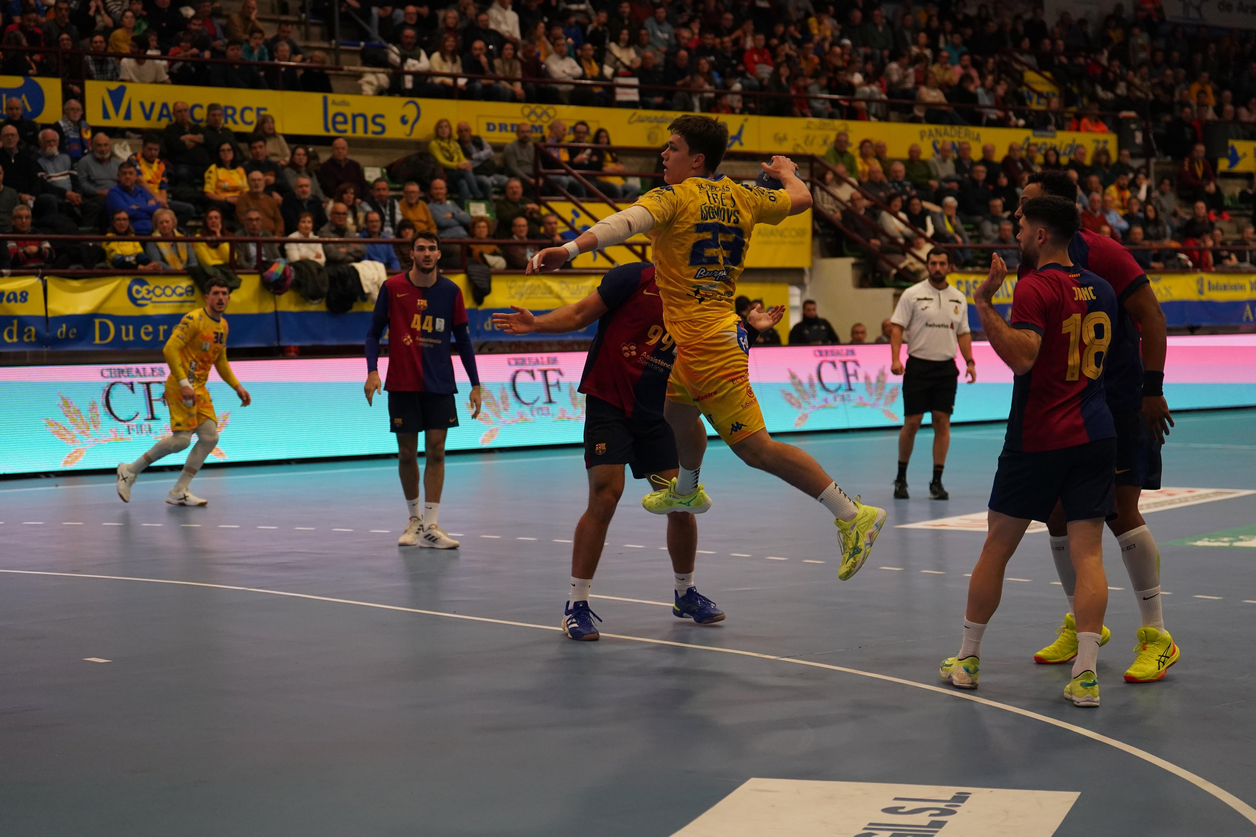 Imagen del partido de balonmano entre el Villa de Aranda y el Barcelona