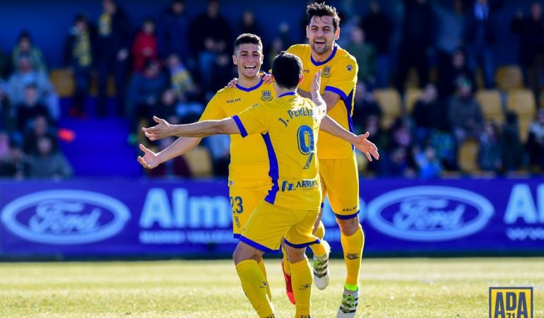 Los jugadores del Alcorcón celebran el gol ante el Cádiz