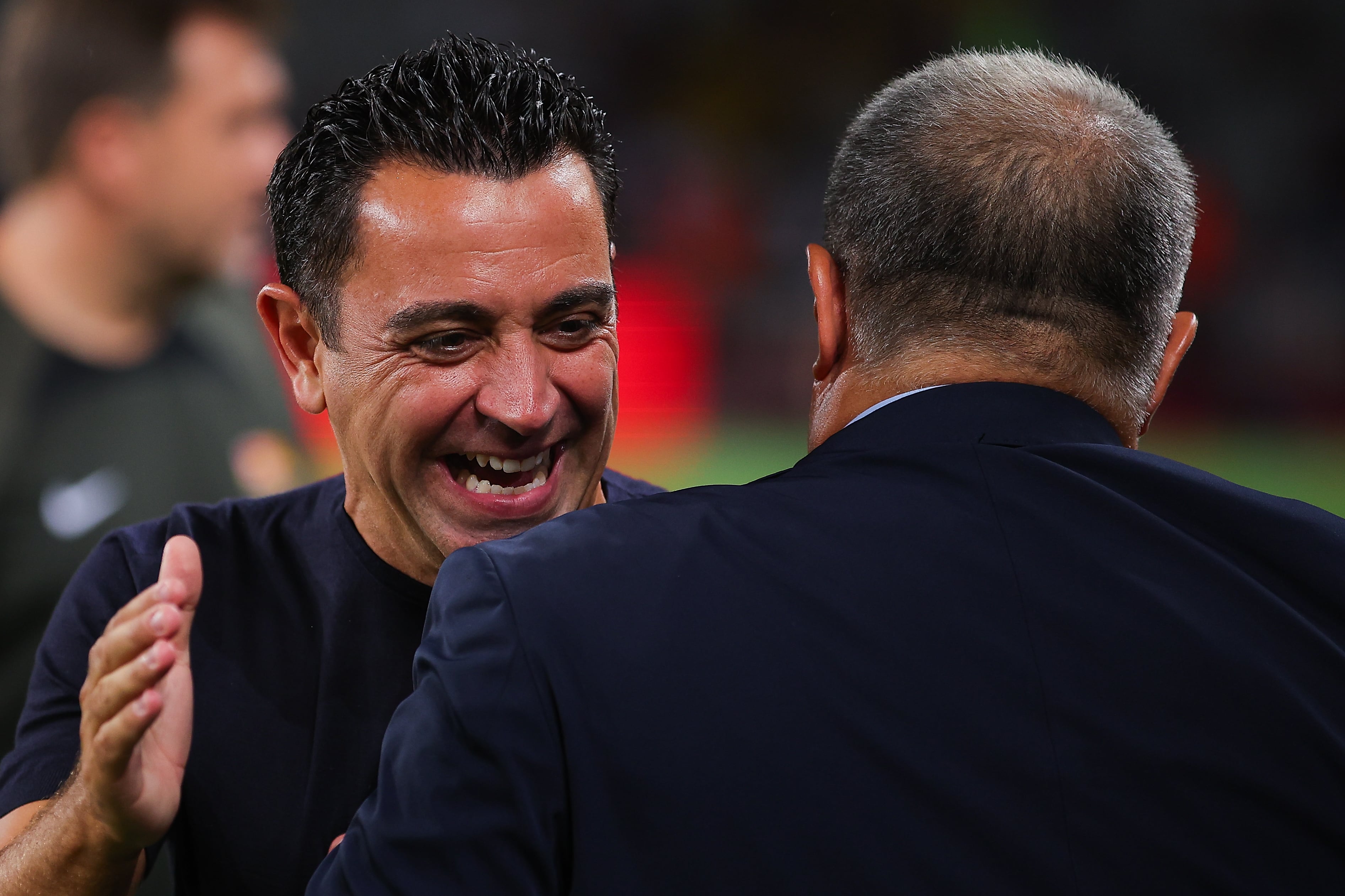 Saludo entre Xavi Hernández y Joan Laporta