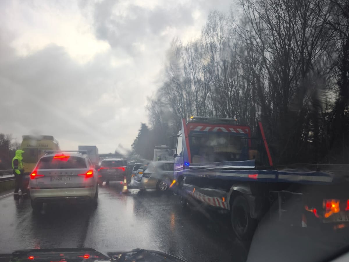 Más de una veintena de coches implicados en una colisión múltiple en la AP9