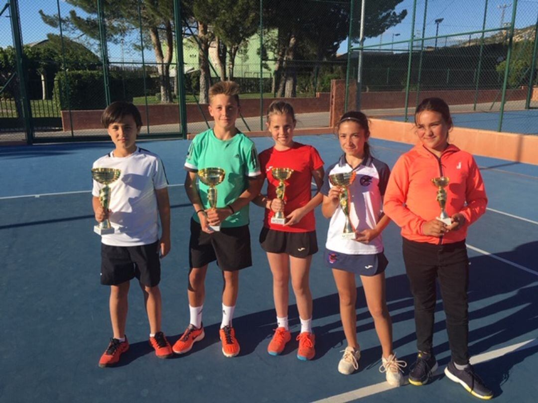 Tenistas del Club de Campo de Elda con los trofeos conseguidos en Pinoso