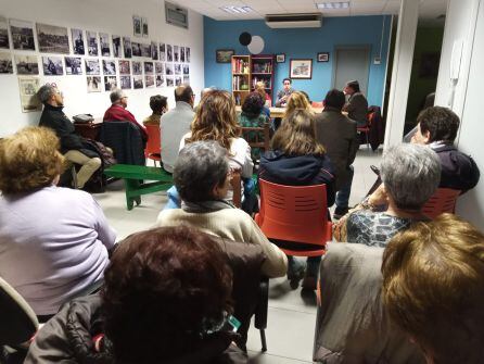 Imagen de la reunión de los vecinos de San Millán con Miguel Merino concejal de Obras y Servicios