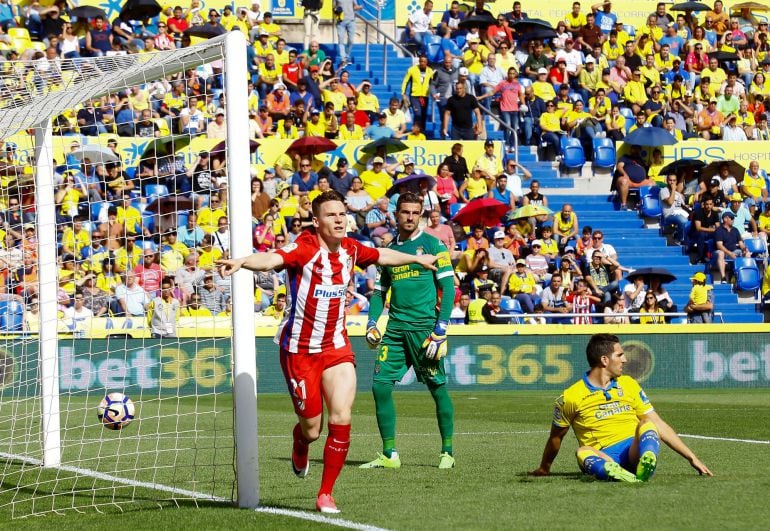 Gameiro celebra el primer gol del Atlético de Madrid