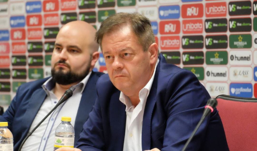 Víctor Gálvez y su hijo en la sala de prensa del Estadio Nueva Condomina