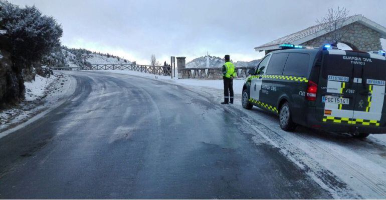 Un guardia civil controla el acceso al Puerto de las Palomas.